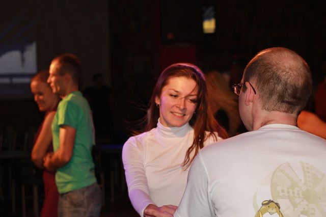 Теплая улыбка в танце